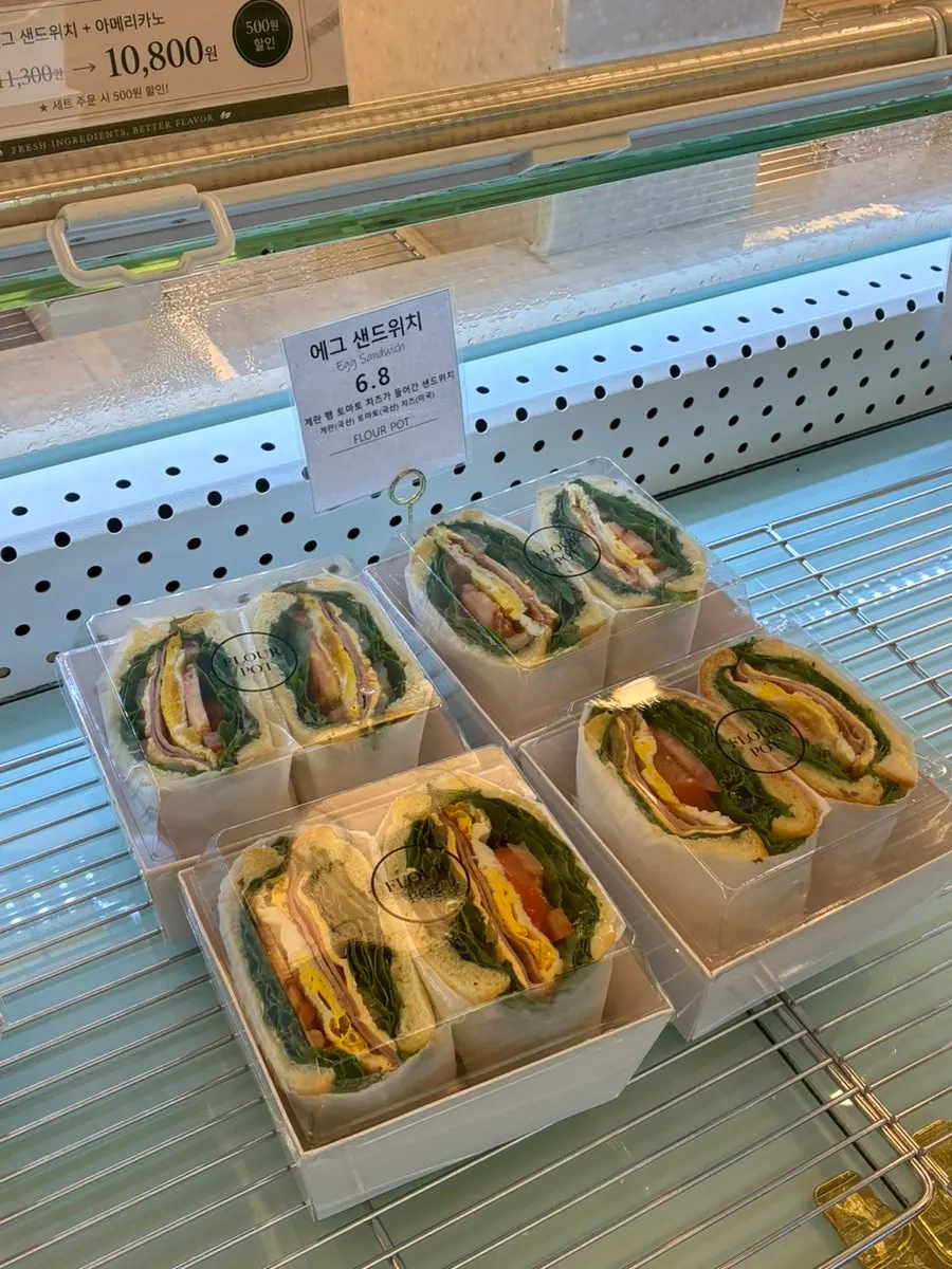 플라워팟카페 빵 매대와 집게 쟁반