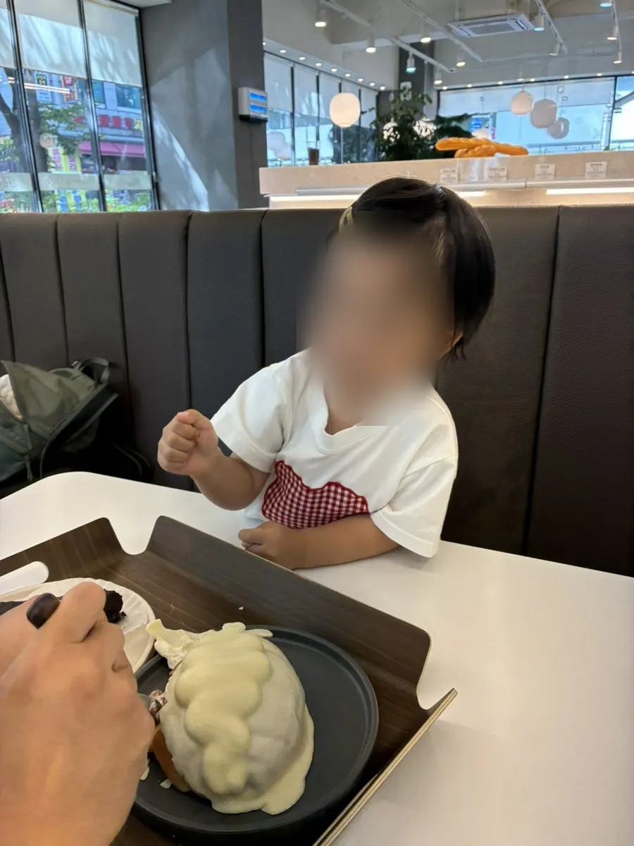 소금빵을 두들기는 아이의 손