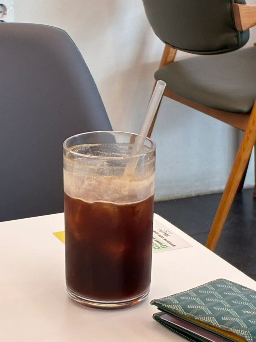 빵을 맛있게 먹는 아이