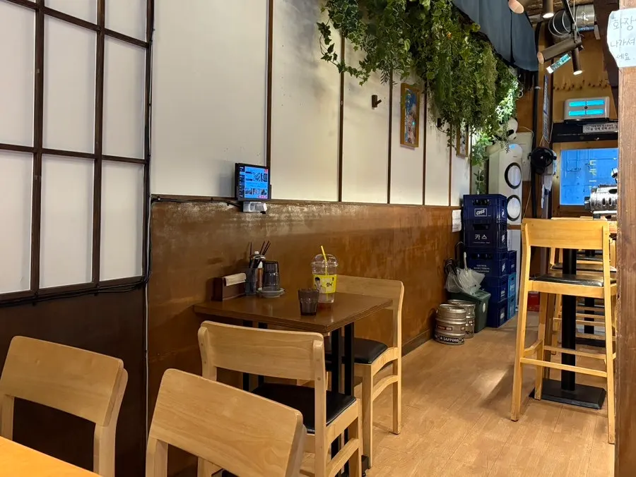 수산장 매장 내부 전경과 테이블석