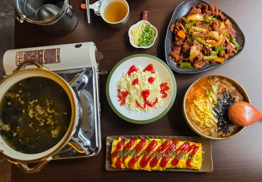 푸짐하게 세팅된 삼식이한상 전체 상차림