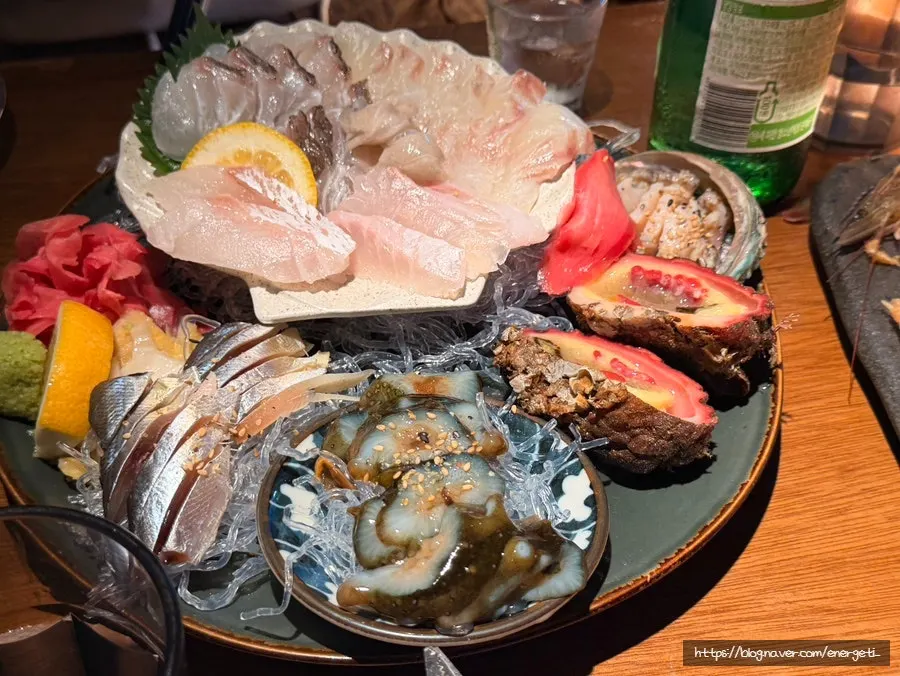 Table setting with the mini assorted seafood platter