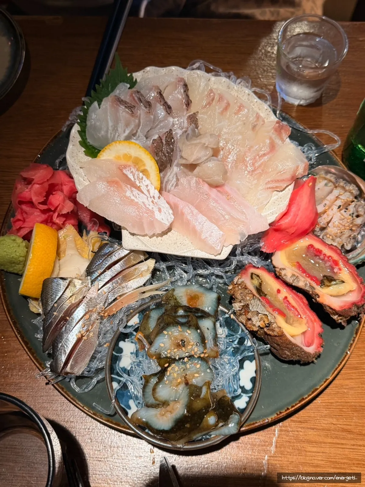 Mini assorted seafood platter with 3 kinds of aged sashimi and 3 kinds of seafood