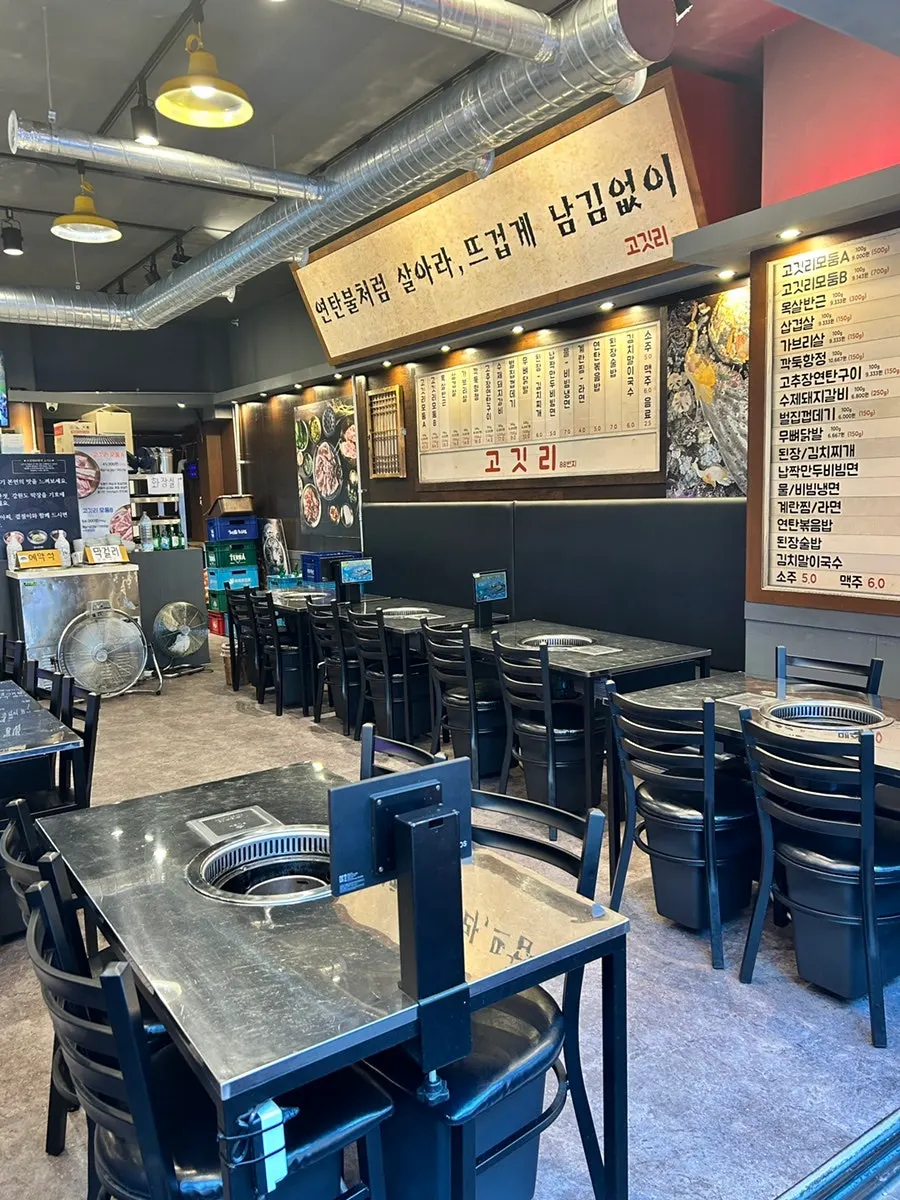 중앙 홀 좌석과 널찍한 테이블