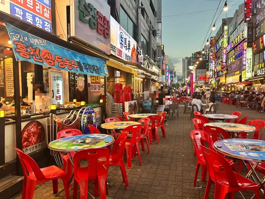 조명이 켜진 저녁 야장 골목 분위기
