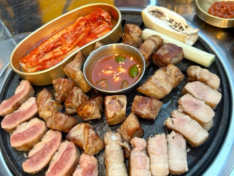 불향이 올라오는 불판 위 고기