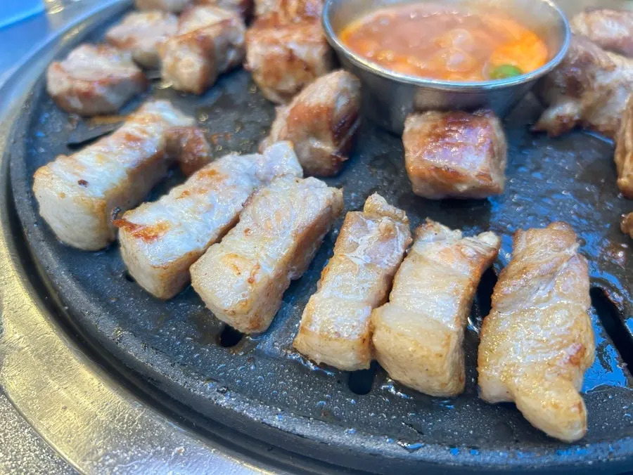 도톰하게 구워진 모둠 고기