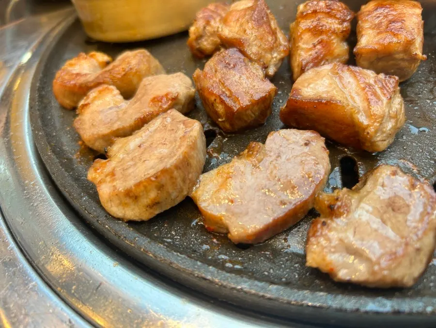 육즙이 살아 있는 나비살 단면