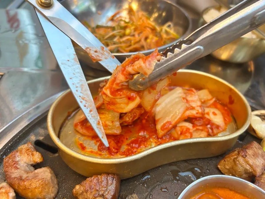 불판에 함께 구운 김치와 가브리살
