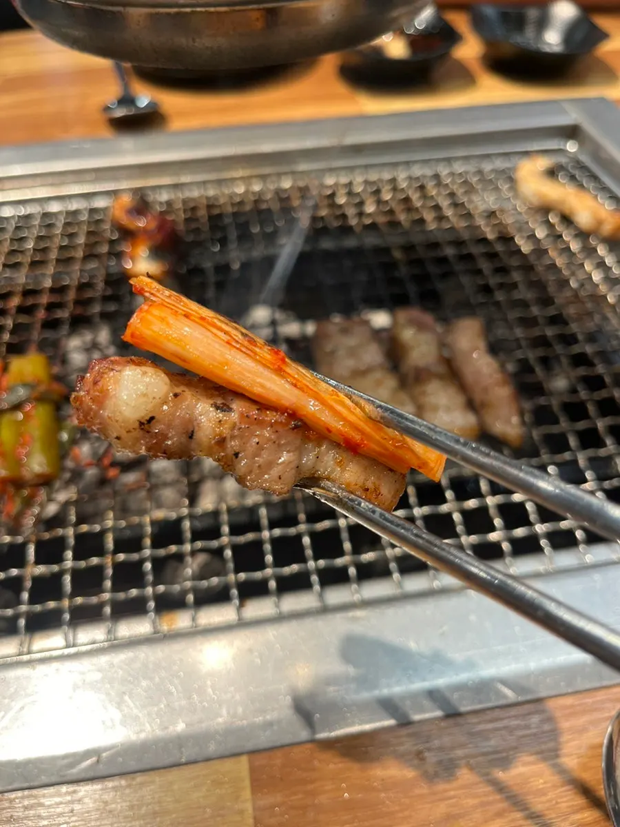 숯불에 노릇하게 익어가는 장어와 삼겹살