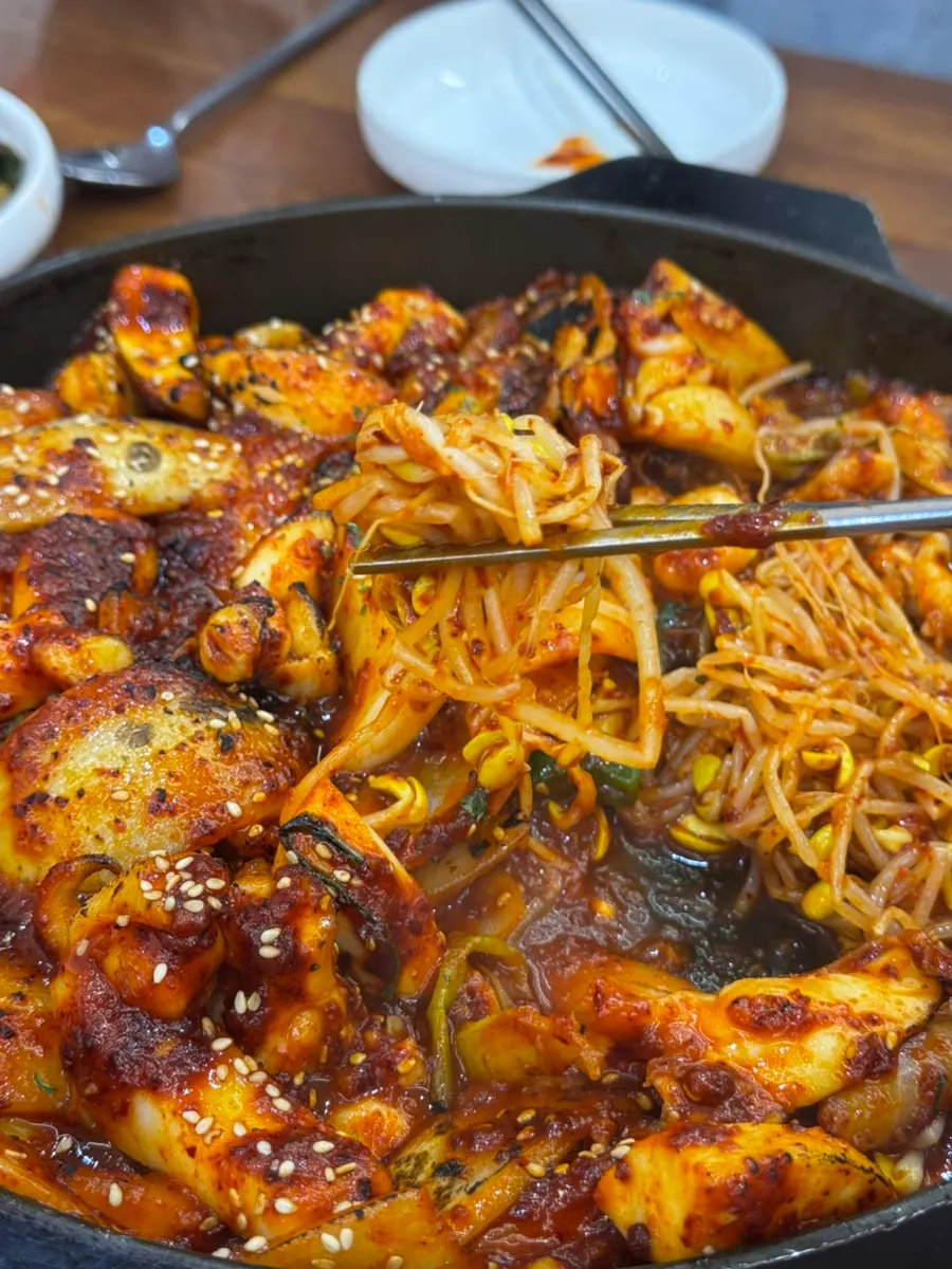채소와 양념이 어우러진 갑오징어불고기