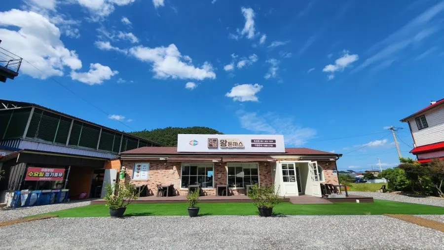 Exterior of Jinsim Wang Donkatsu Okgwa Branch under a blue sky