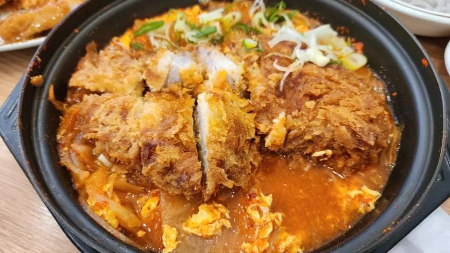 Nabe combining kimchi stew and pork cutlet