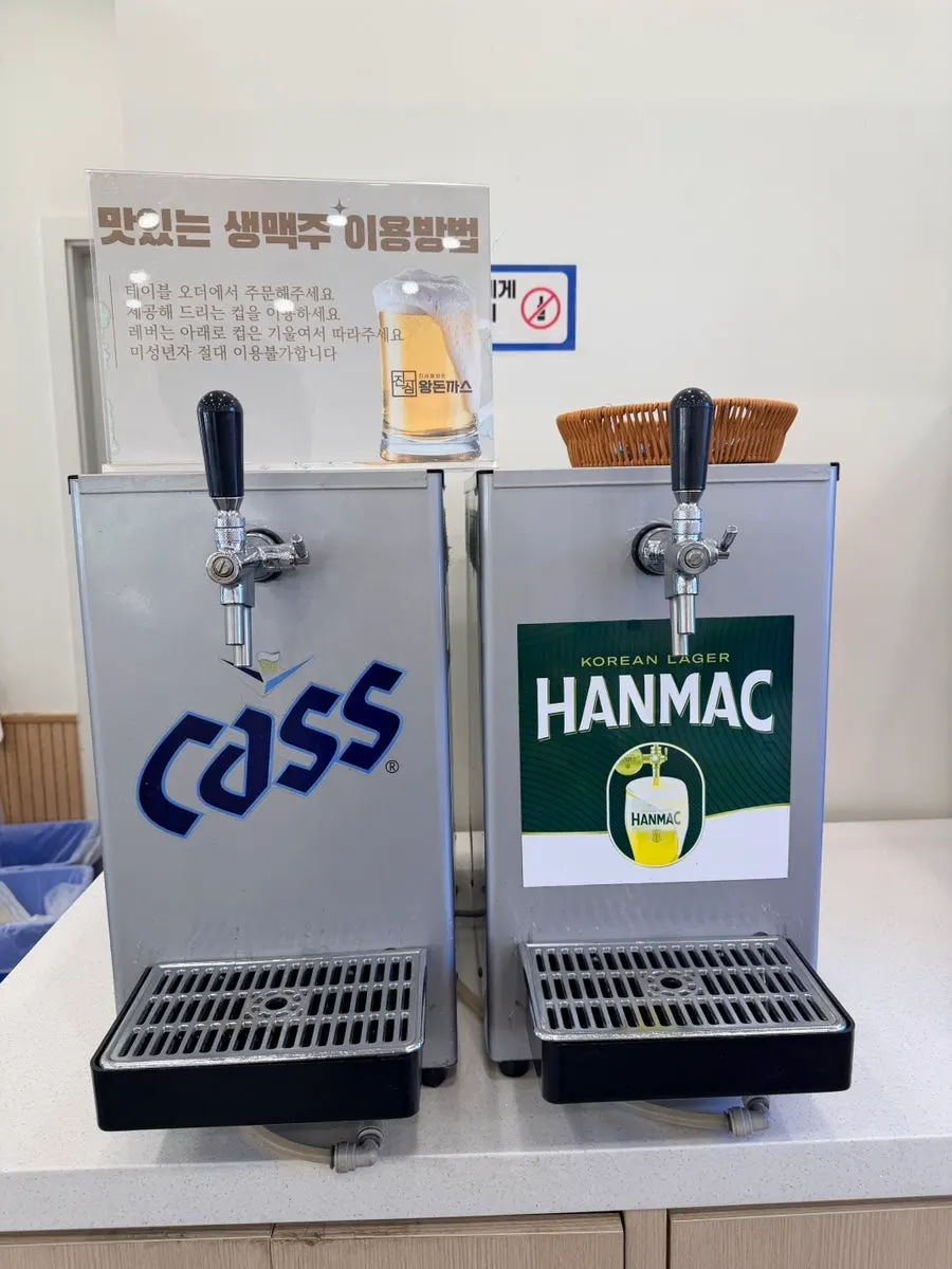 돈까스와 면류, 밥류가 적힌 매장 메뉴판