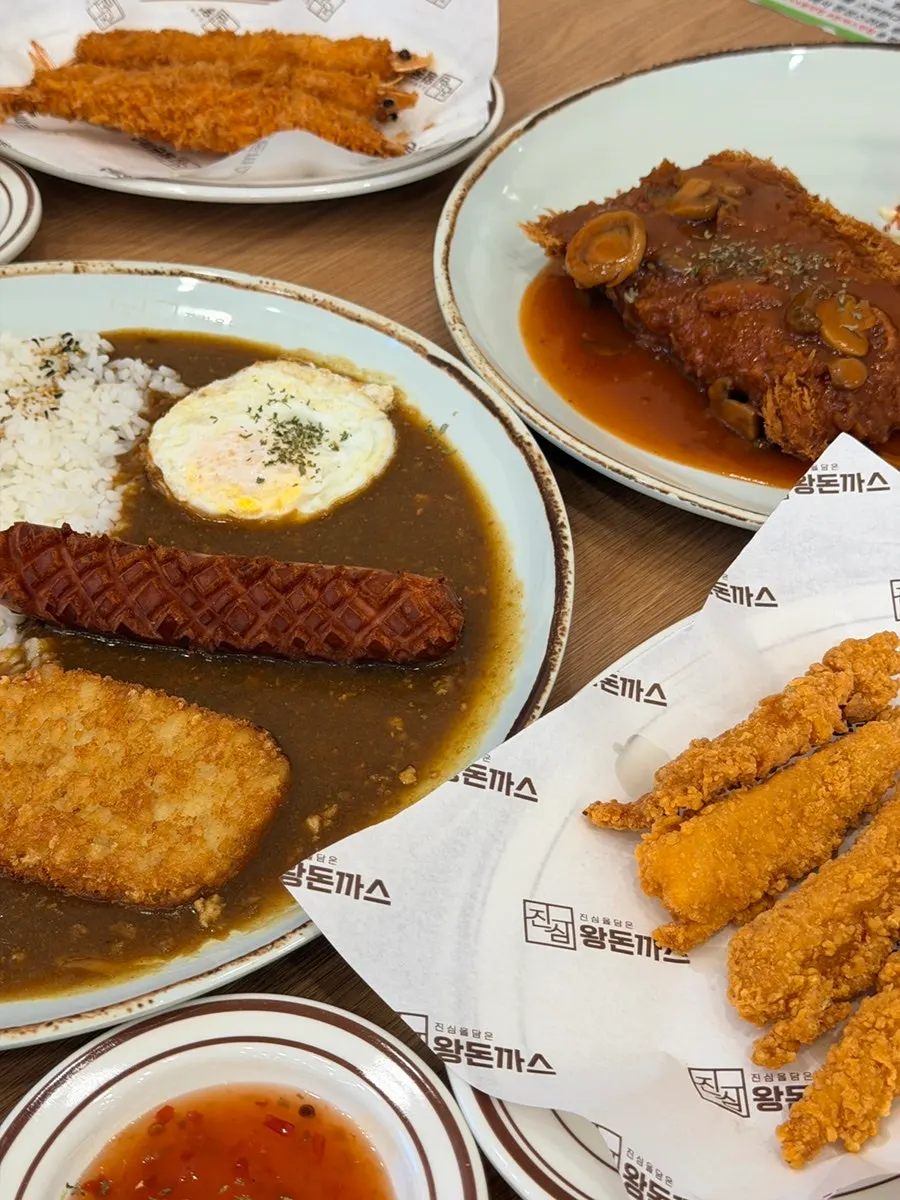 한 번에 차려진 돈까스와 카레덮밥, 사이드 메뉴