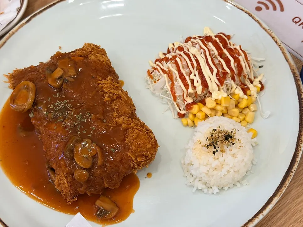 매운 양념이 올라간 매운 치즈 폭포 돈까스 한 상