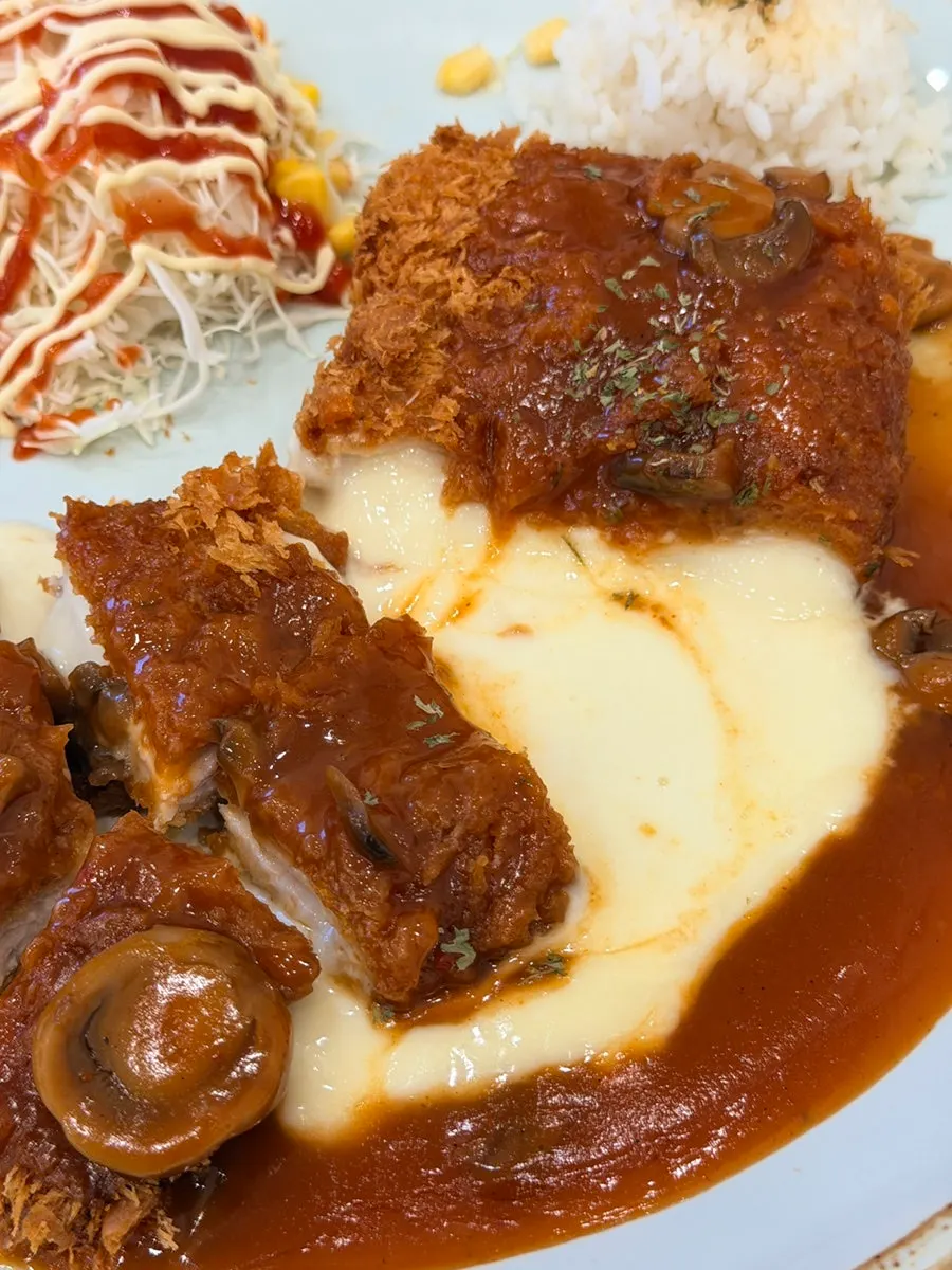 칼로 자르자 치즈가 흘러나오는 치즈 폭포 돈까스