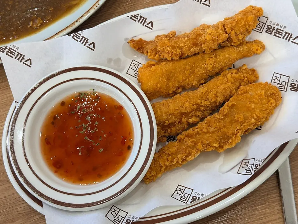 칠리소스와 함께 나온 치킨텐더 4조각