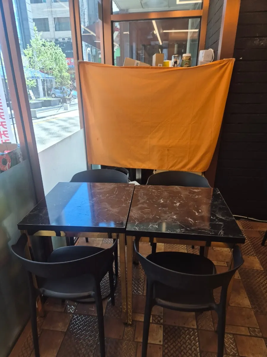 Seating and lighting at Roastery Stan Yeoksam Main
