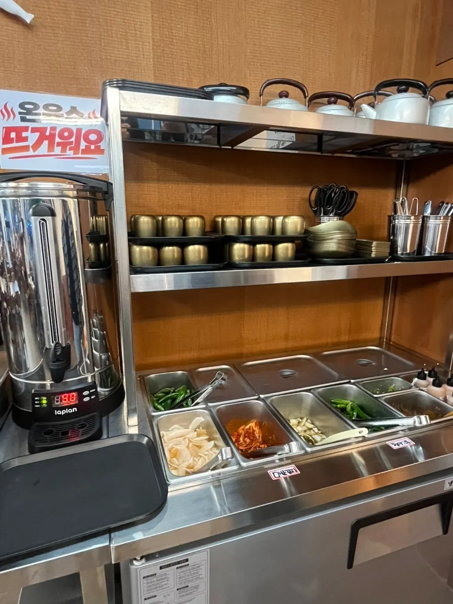 맑은 육수에 끓고 있는 닭한마리