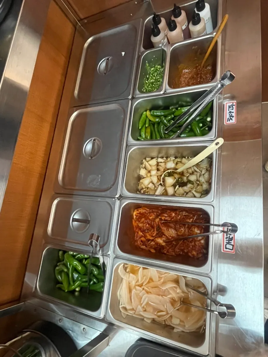 셀프바에서 가져온 김치와 밑반찬