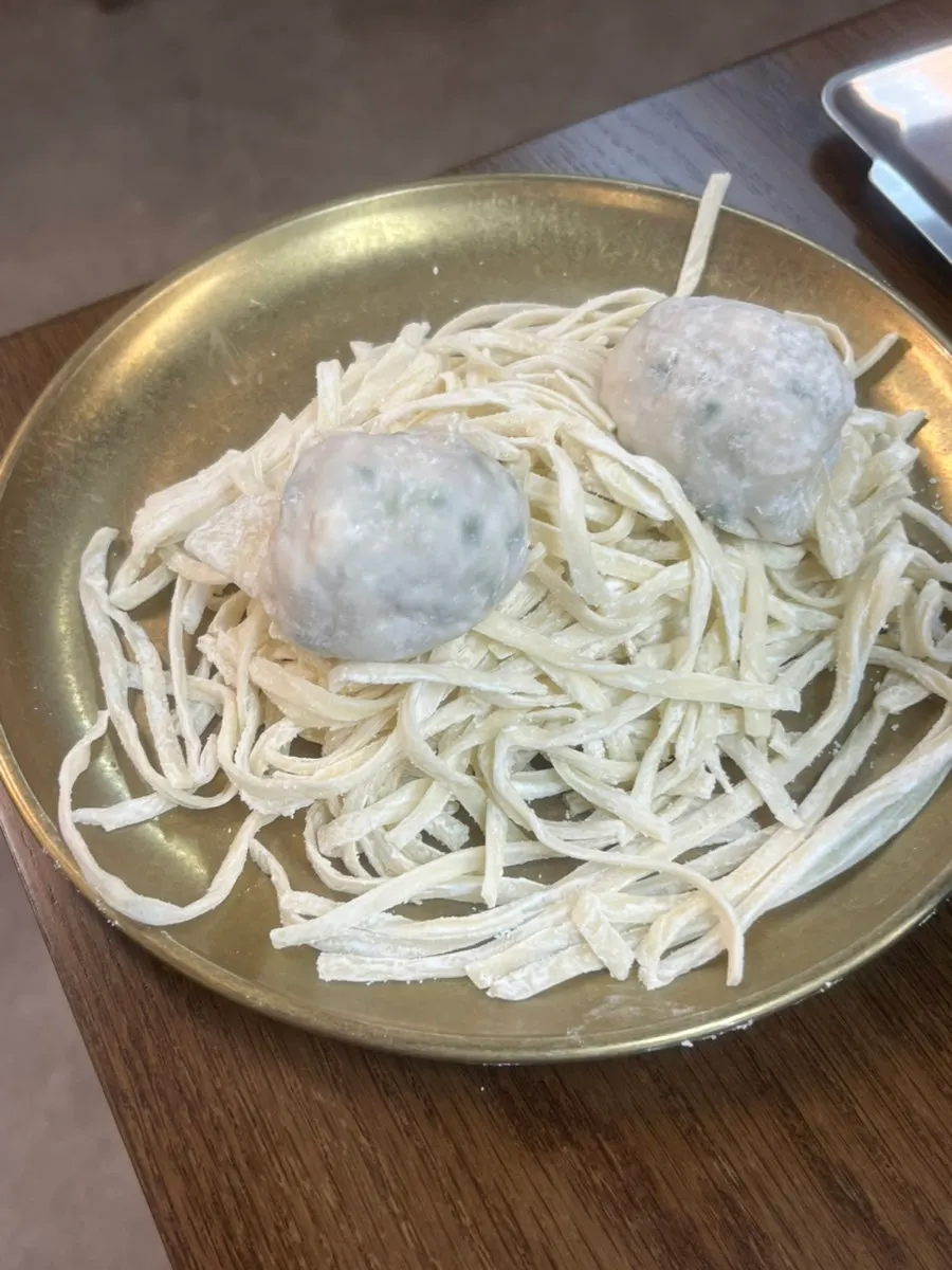 닭고기와 야채를 건져 먹는 모습