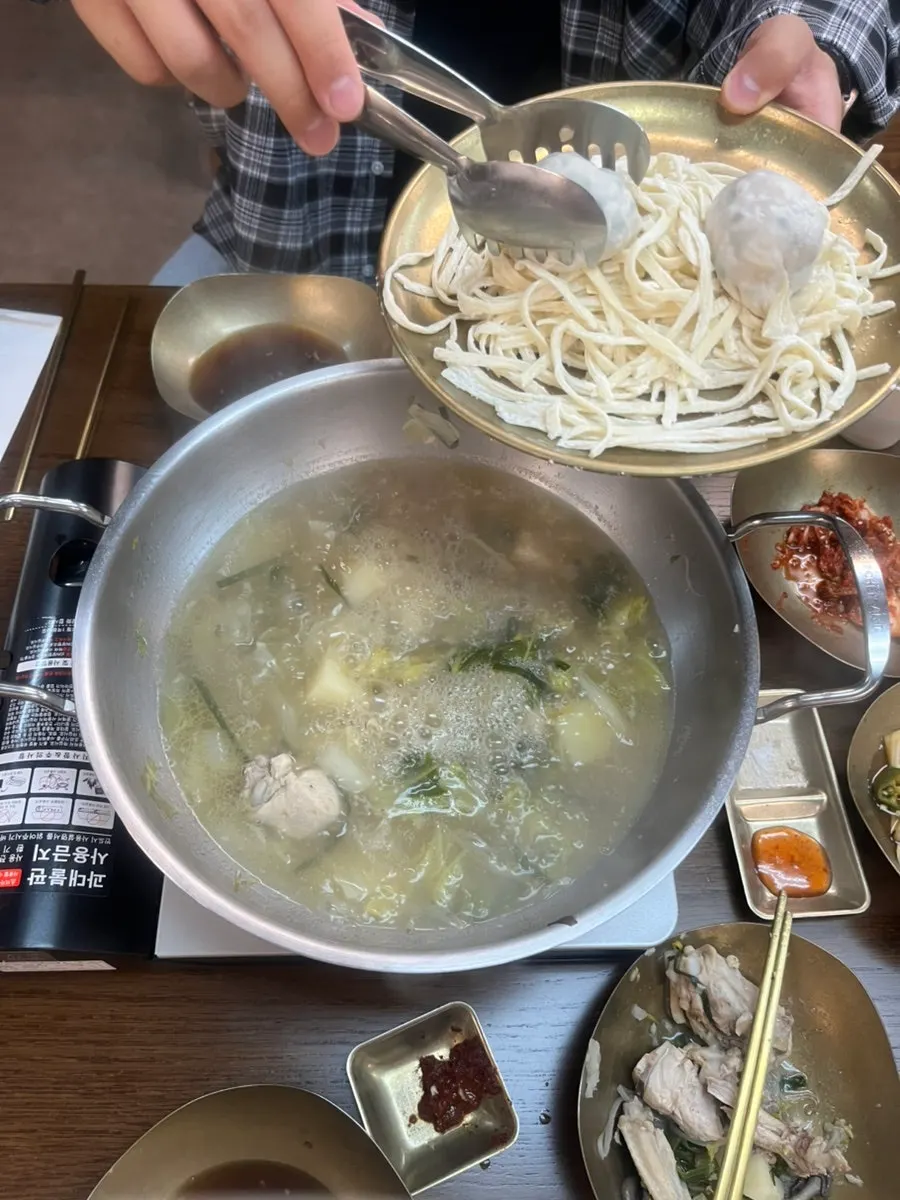 닭한마리 냄비 속 야채와 국물