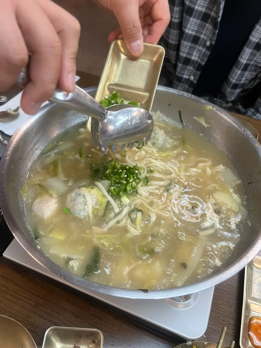 육수에 넣은 칼국수 사리