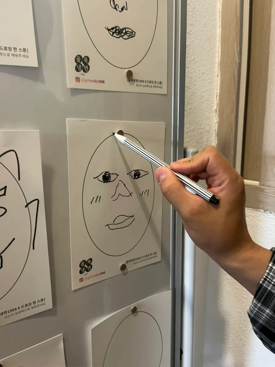 매장 출구의 그림 그리는 공간