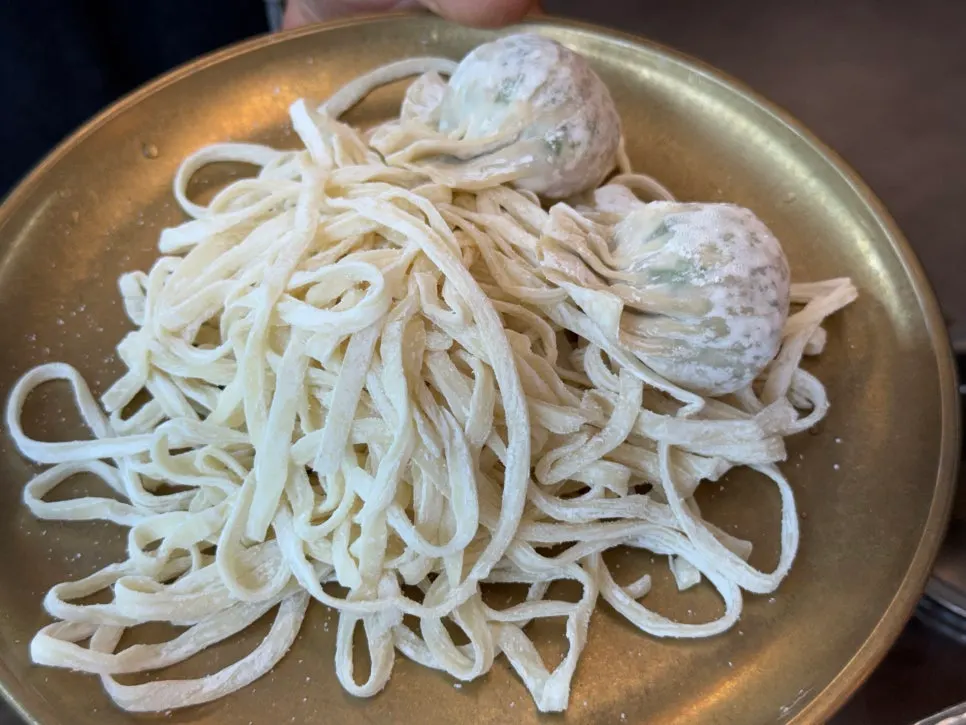 Well-cooked chicken meat from the dak hanmari