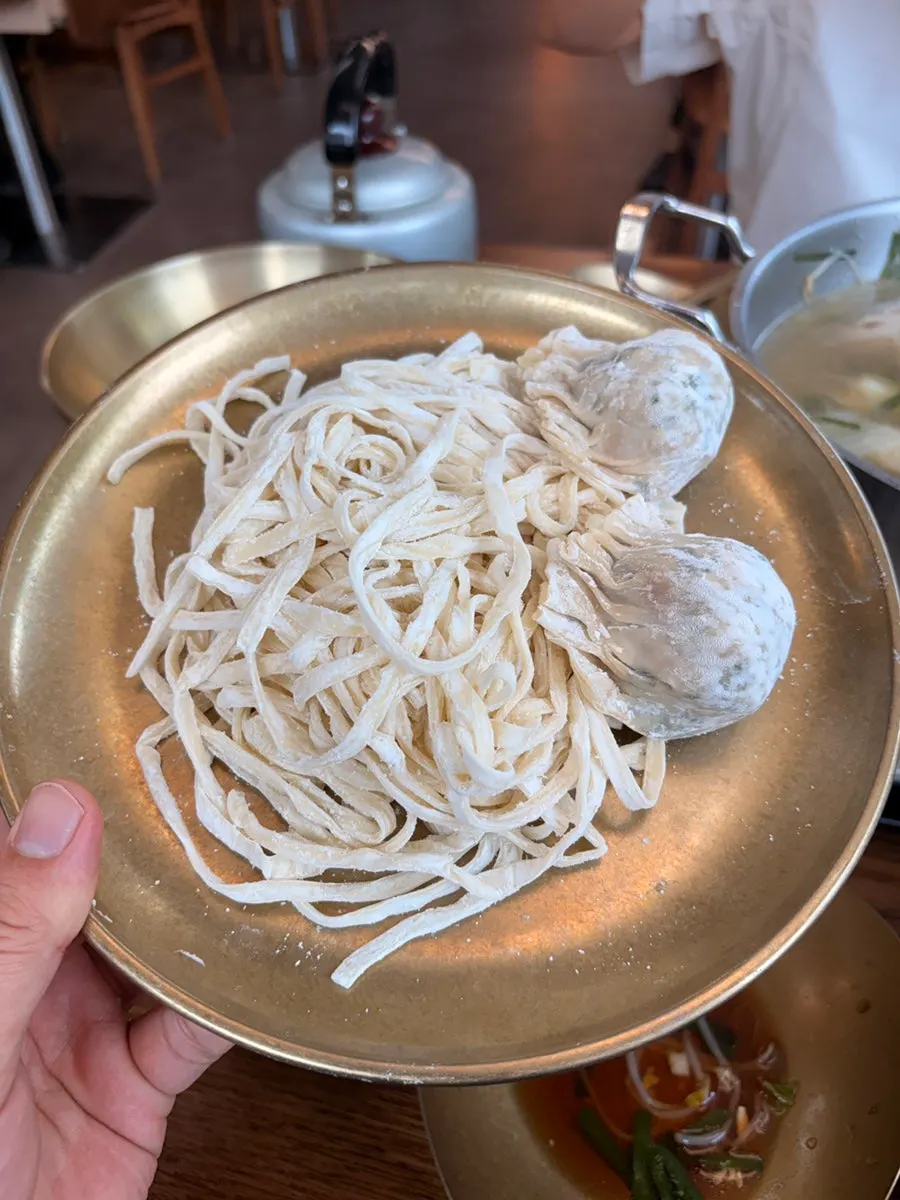 Dumplings and kalguksu noodles included in the set