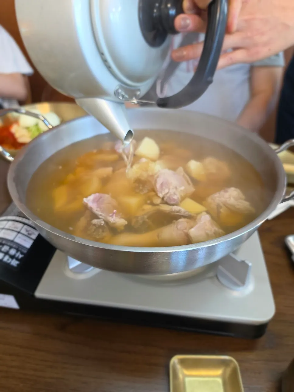칼국수 사리와 만두를 넣은 닭한마리