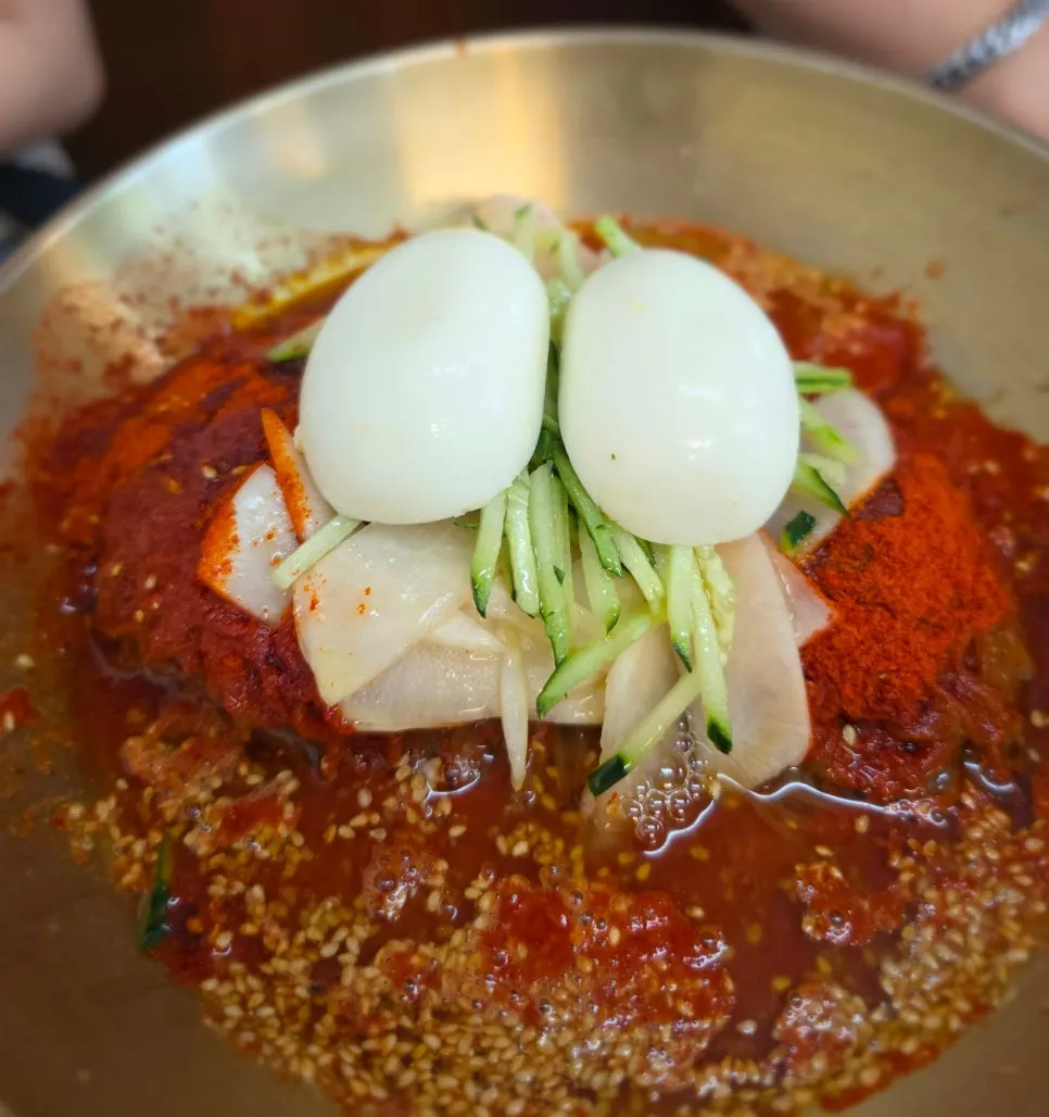 매콤달콤한 비빔냉면 한 그릇