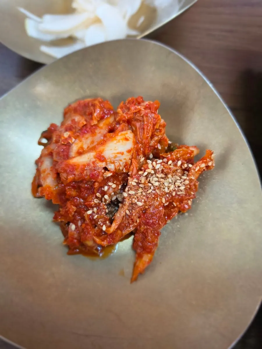 닭 육수에 끓인 칼국수와 만두