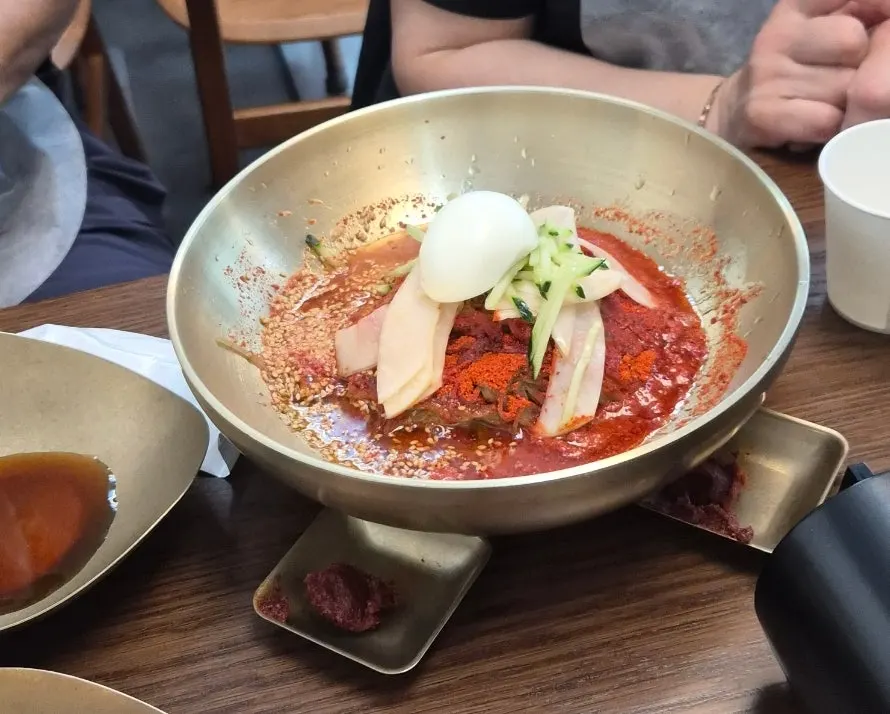 테이블 가득한 닭한마리와 냉면 두 그릇
