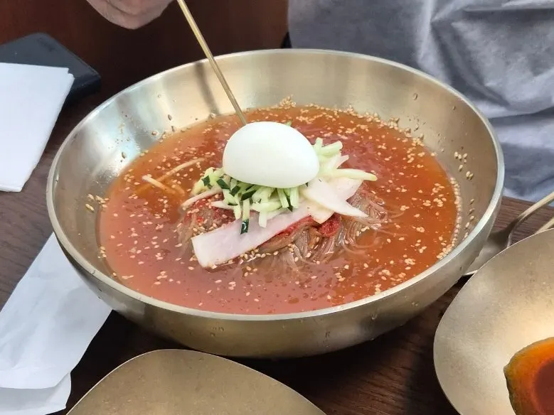 푸짐한 양의 닭한마리 세트 구성