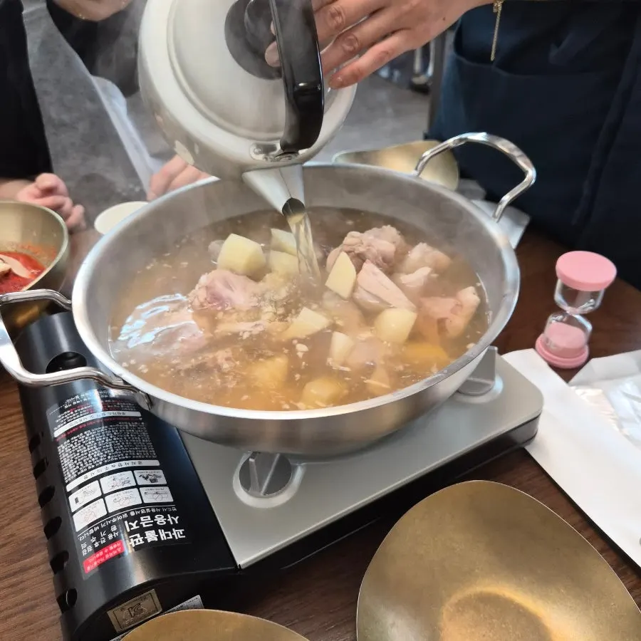 닭과 야채가 담긴 닭한마리