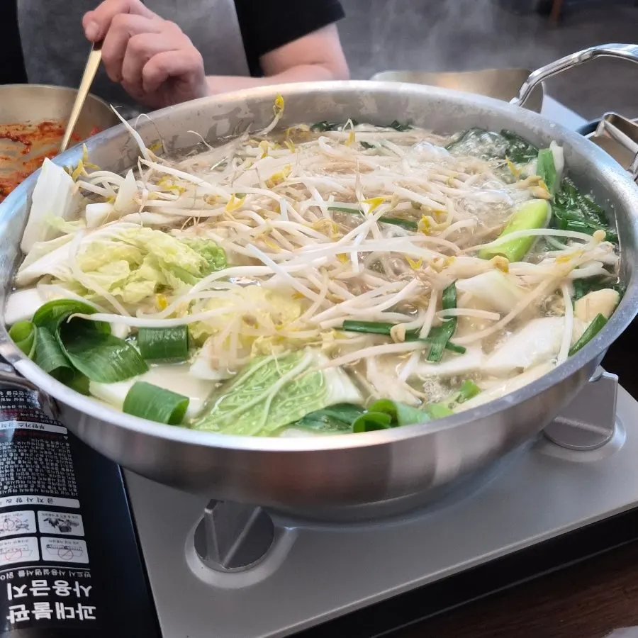 칼국수면과 만두 2알 사리 접시