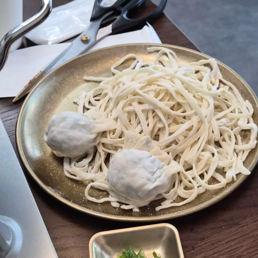 닭한마리 국물에 넣어 끓인 칼국수면
