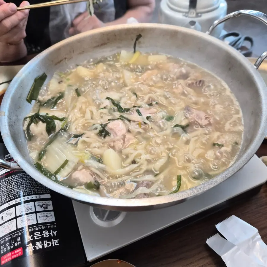 칼국수면과 만두를 넣은 냄비