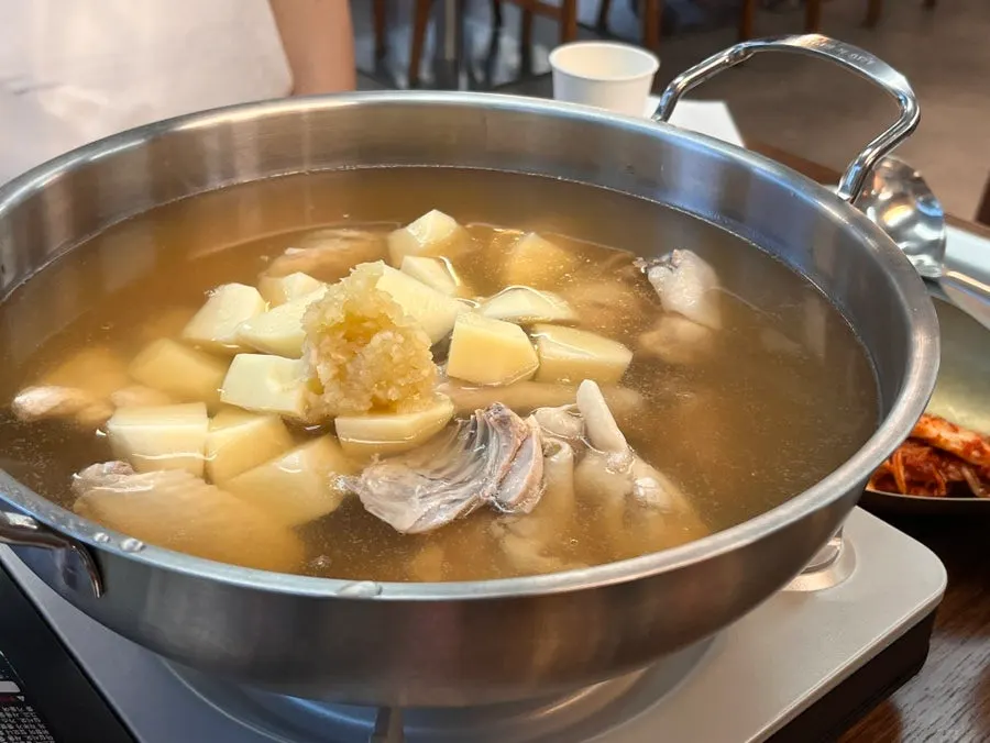 닭한마리와 함께 나온 싱싱한 야채 접시
