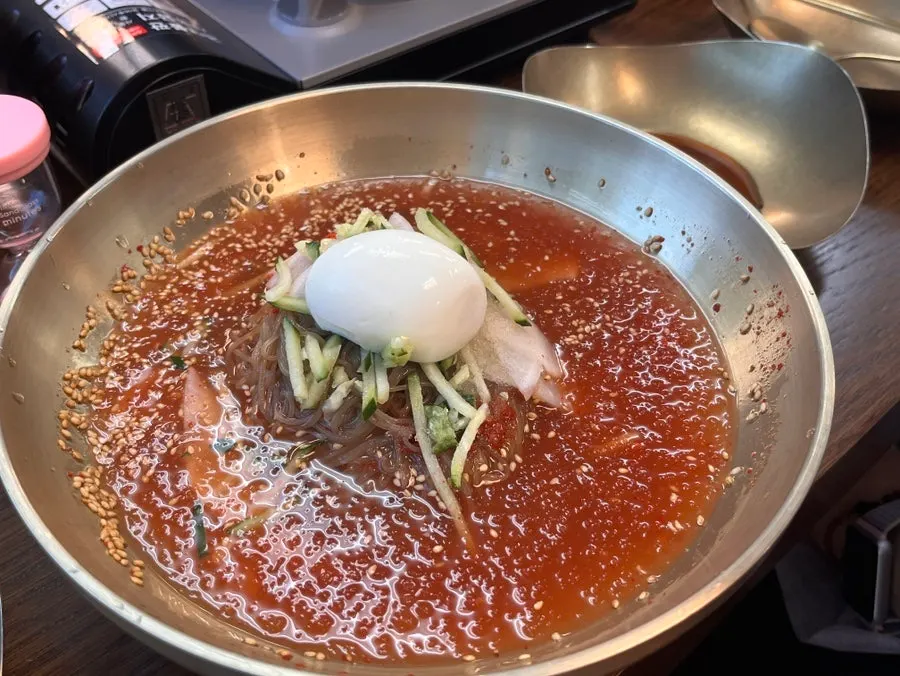 닭한마리 냄비와 모래시계가 놓인 테이블
