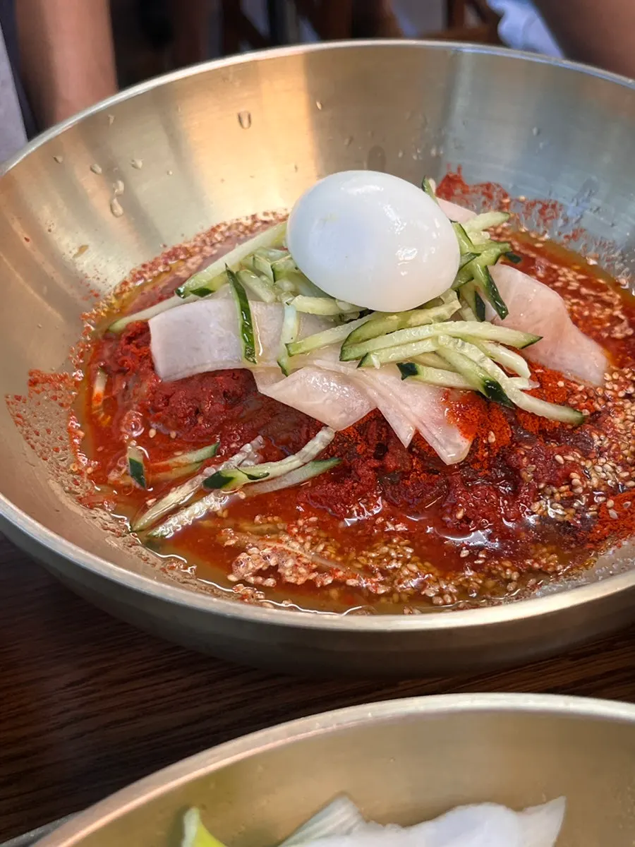 고춧가루가 올라간 서울식 해물육수 물냉면