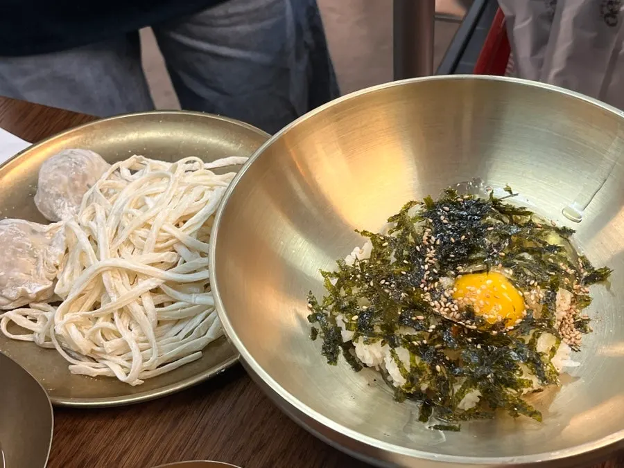 닭한마리 국물에 넣어 먹는 칼국수와 만두