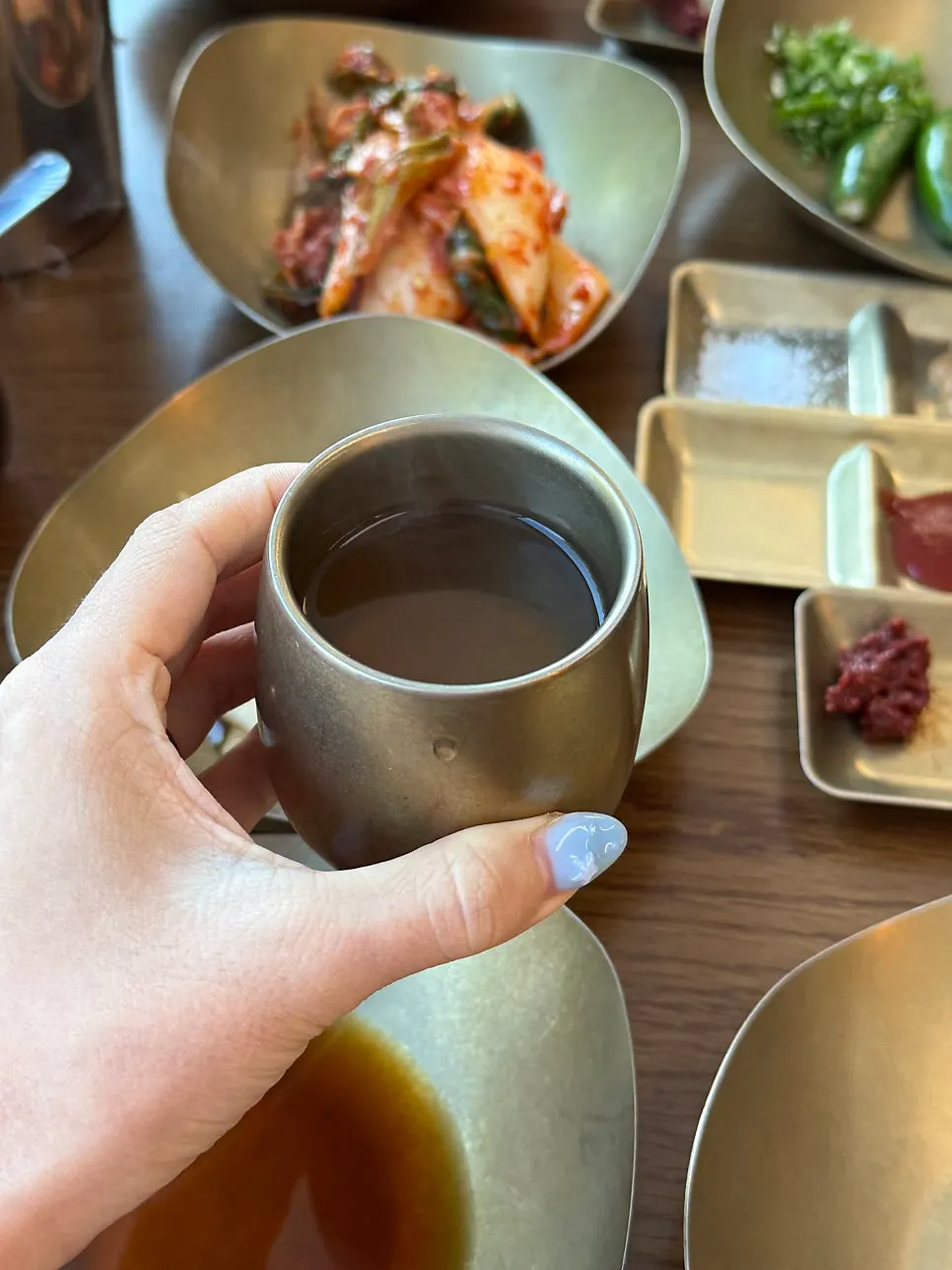 온육수와 반찬이 놓인 셀프바