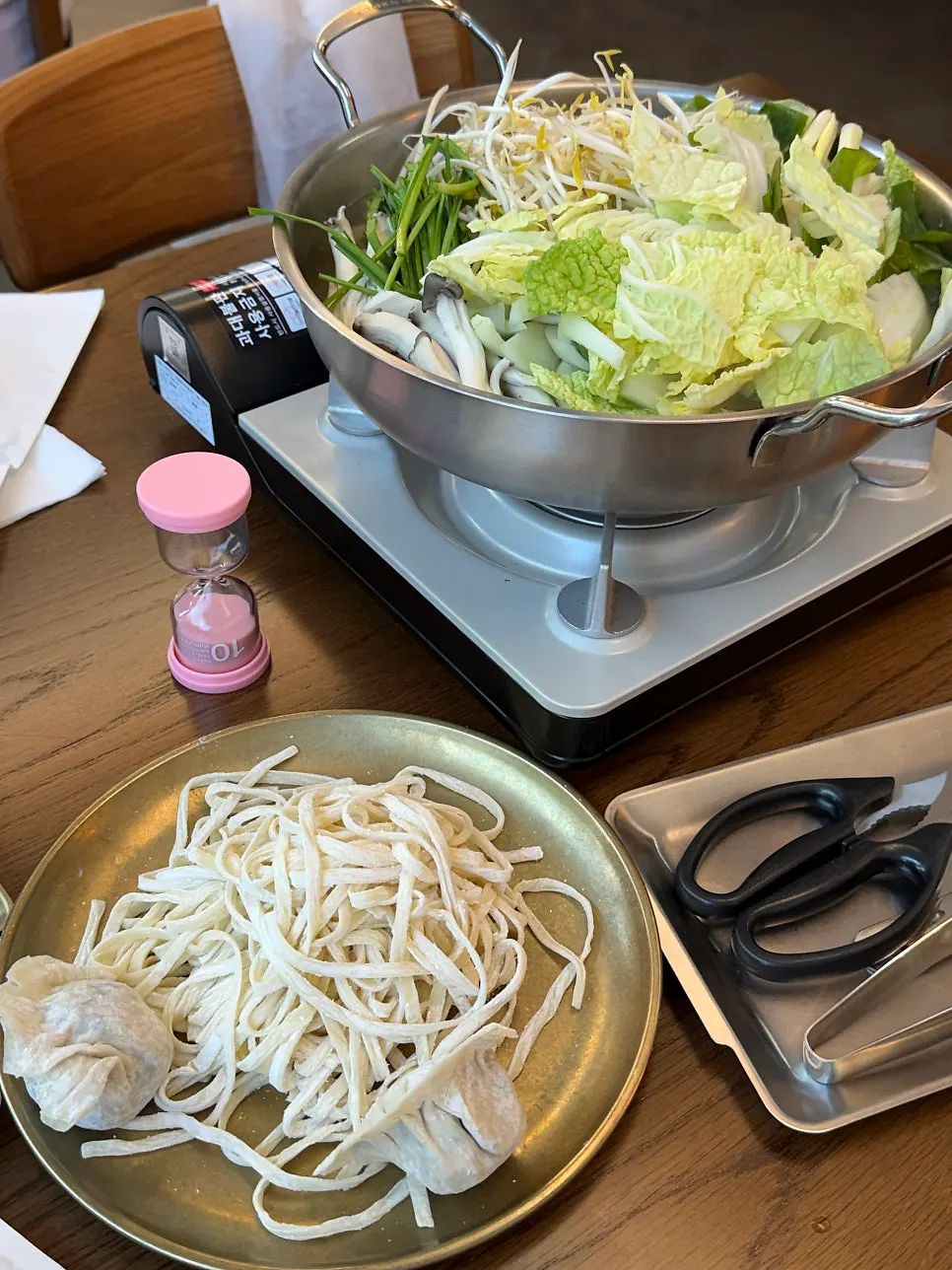 육수를 부어 끓이기 시작한 닭한마리