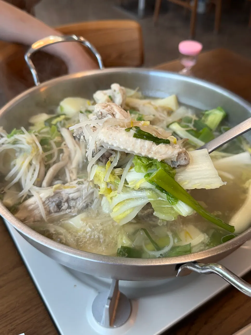 야채를 넣어 끓는 닭한마리 냄비