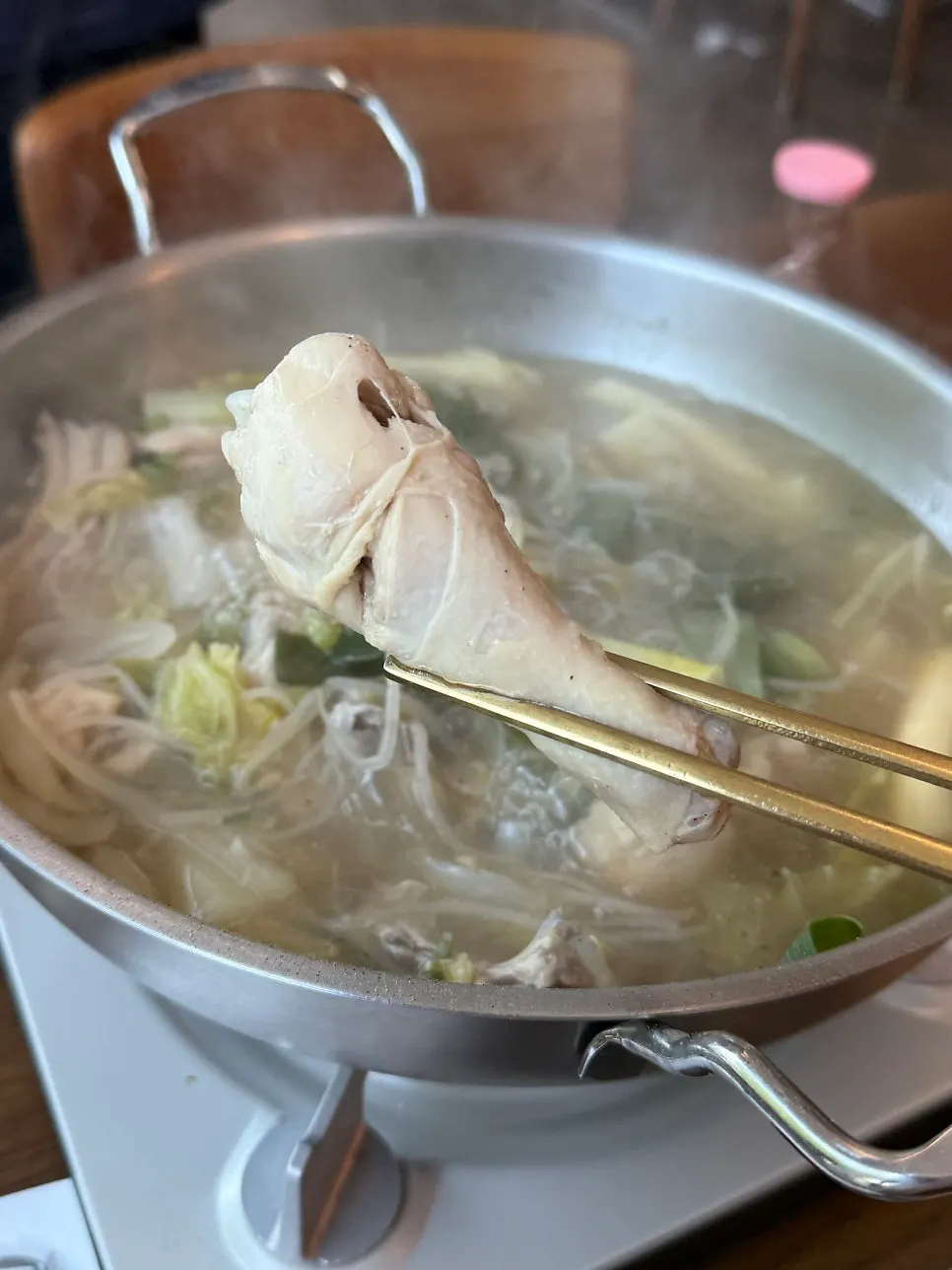 닭고기와 양파장아찌를 함께 올린 접시