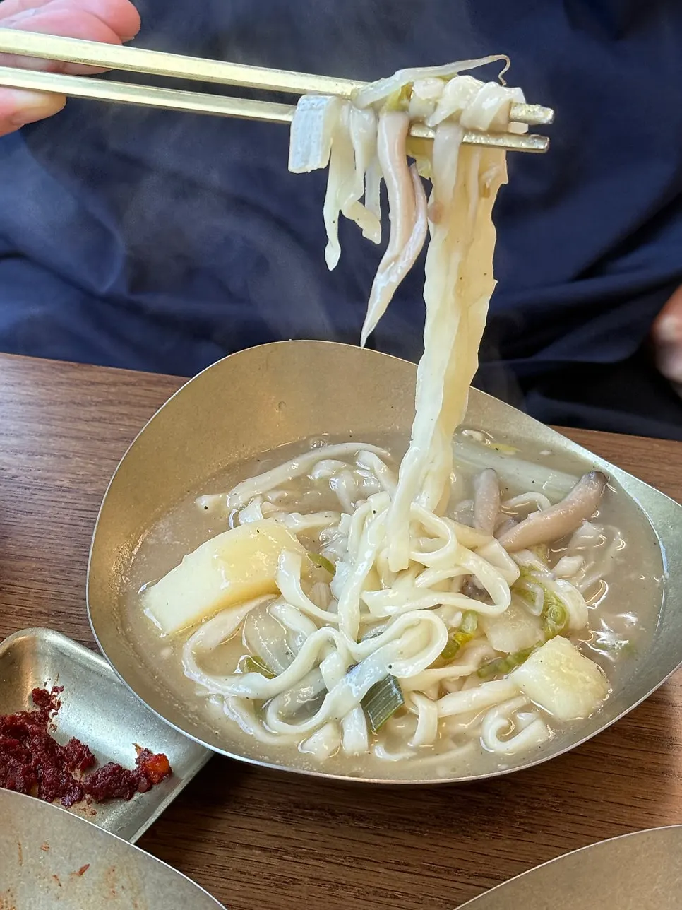 남은 국물에 넣어 끓인 마무리 칼국수