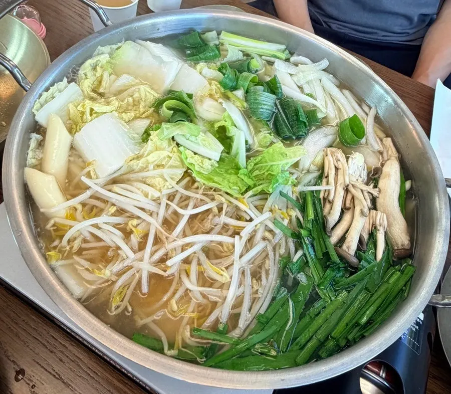 끓어오른 닭한마리 국물과 야채